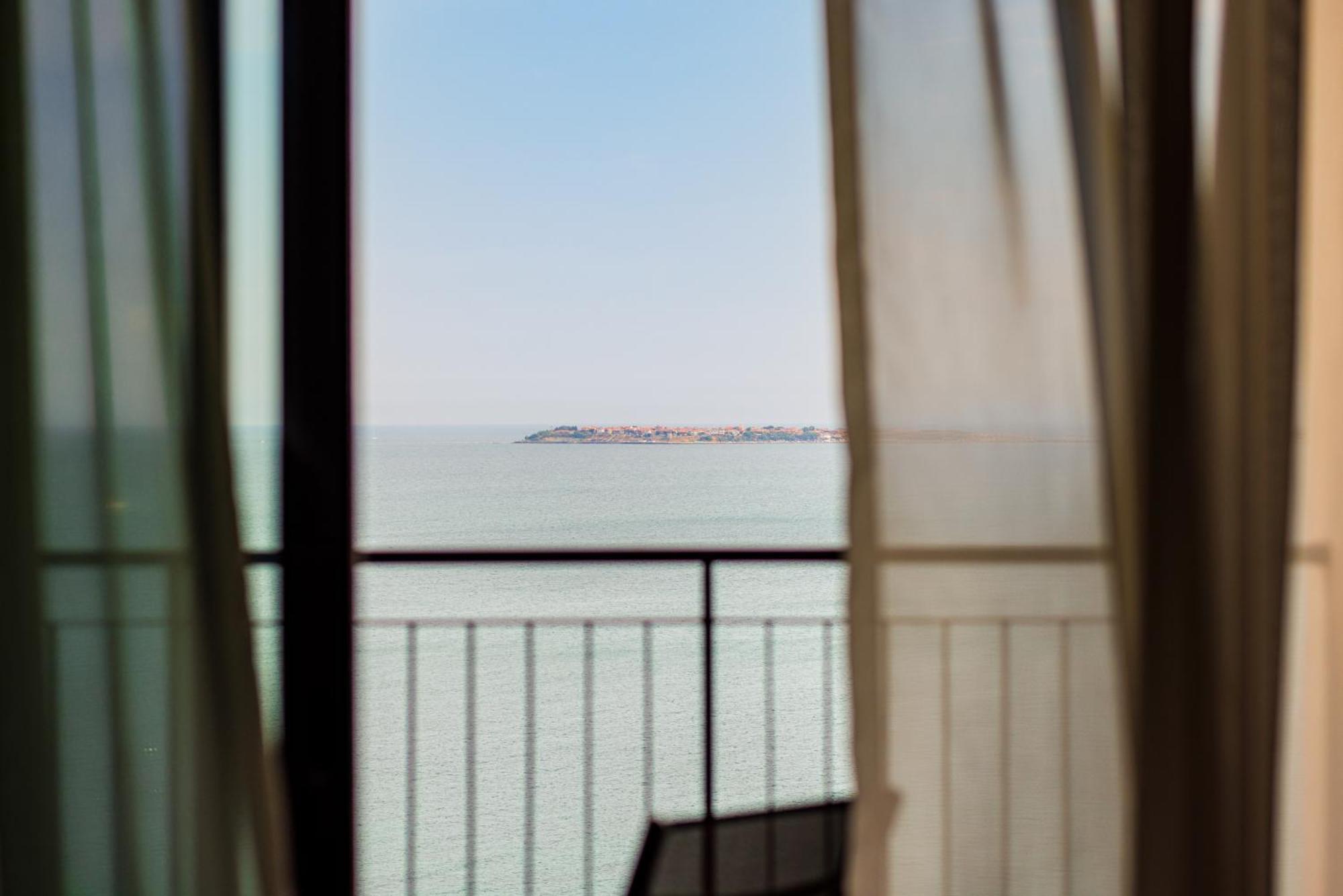 Secrets Sunny Beach Resort & Spa (Adults Only) Luaran gambar View of the Gulf of Naples from the hotel