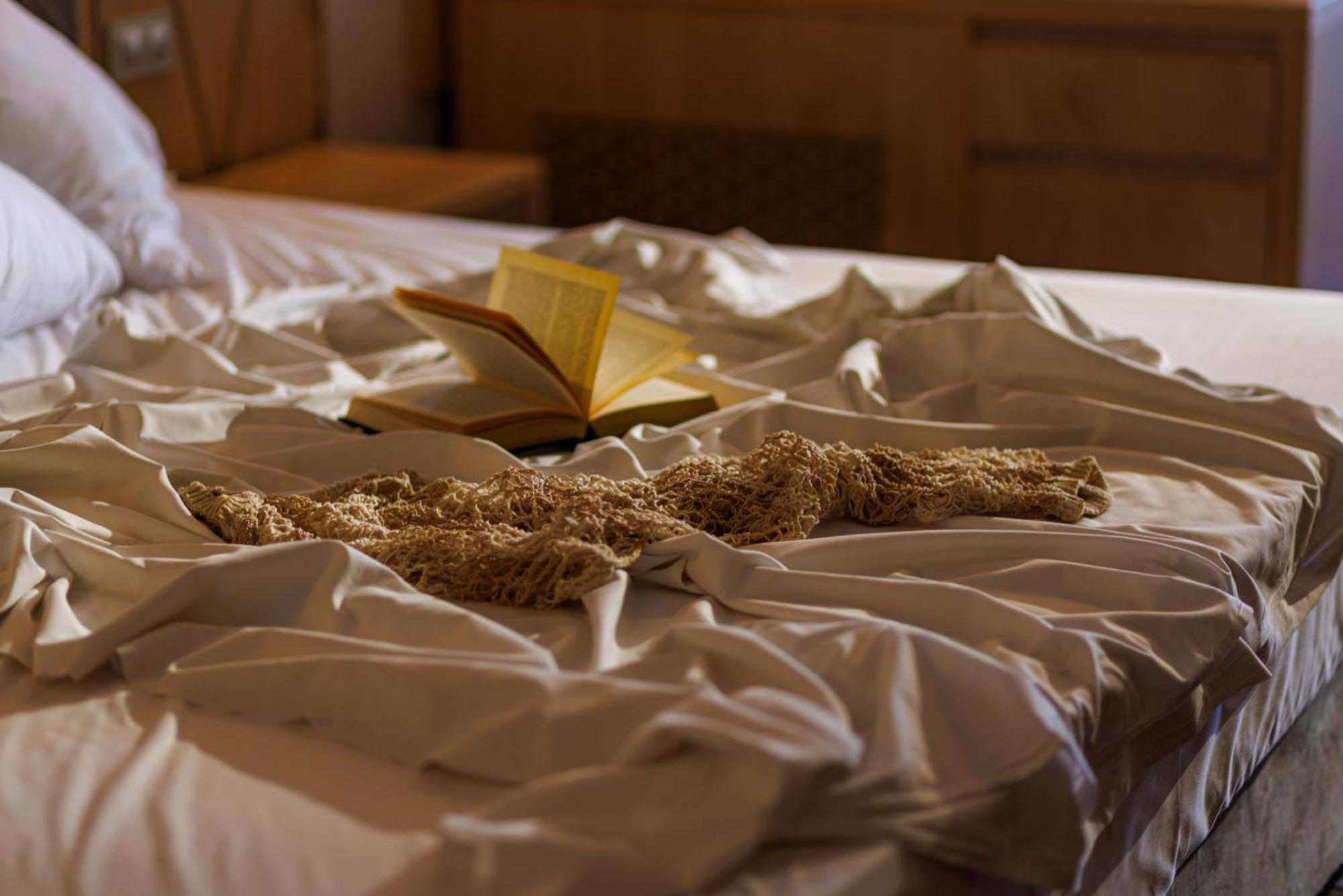 Secrets Sunny Beach Resort & Spa (Adults Only) Luaran gambar A bed with a book and a cat